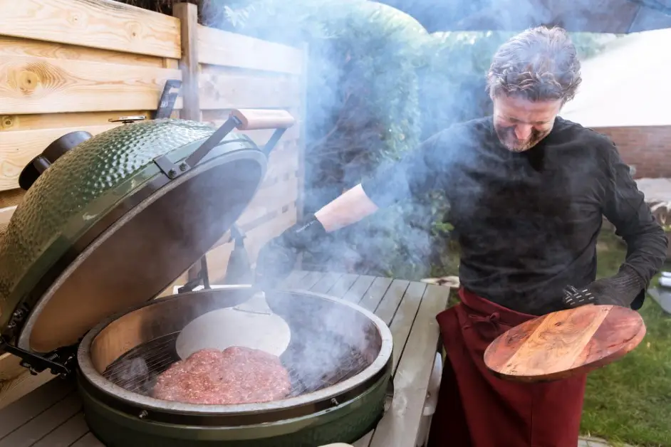 Rookontwikkeling bij direct grillen mega-hamburger