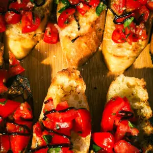 Tomten bruchetta op met kaas geroosterd brood